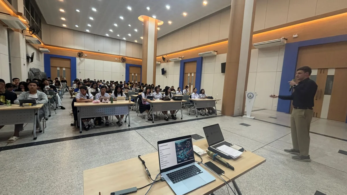 Zsolt Kallos speaking to students